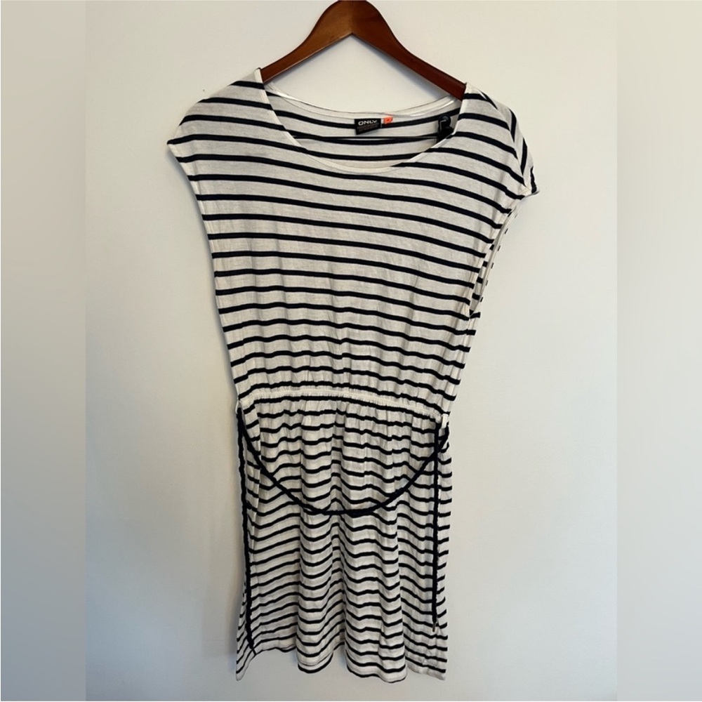 Only Striped Black and White
Dress Size M